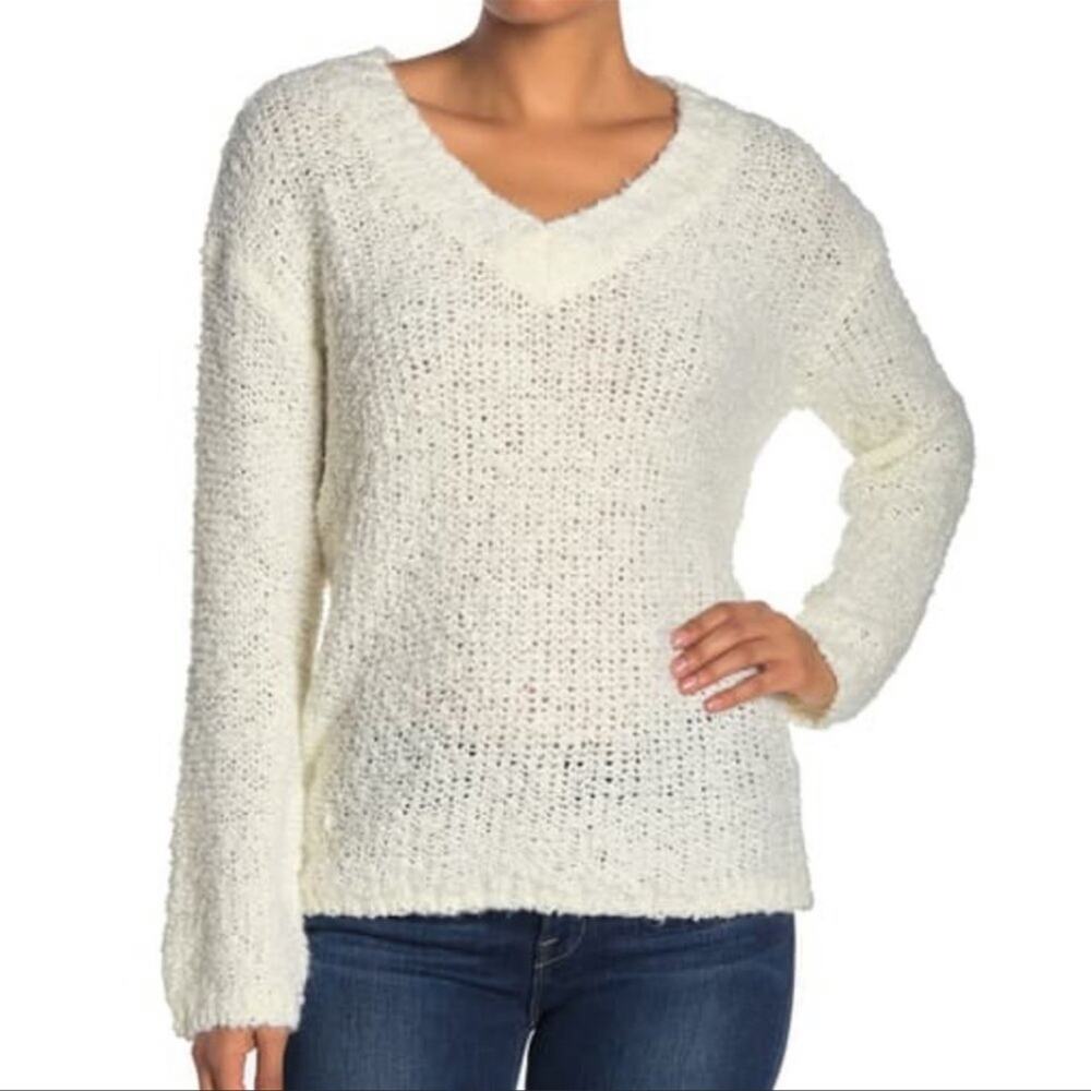 NWOT SUSINA Women's Fluffy Boucle Creamy V-Neck Knit Sweater